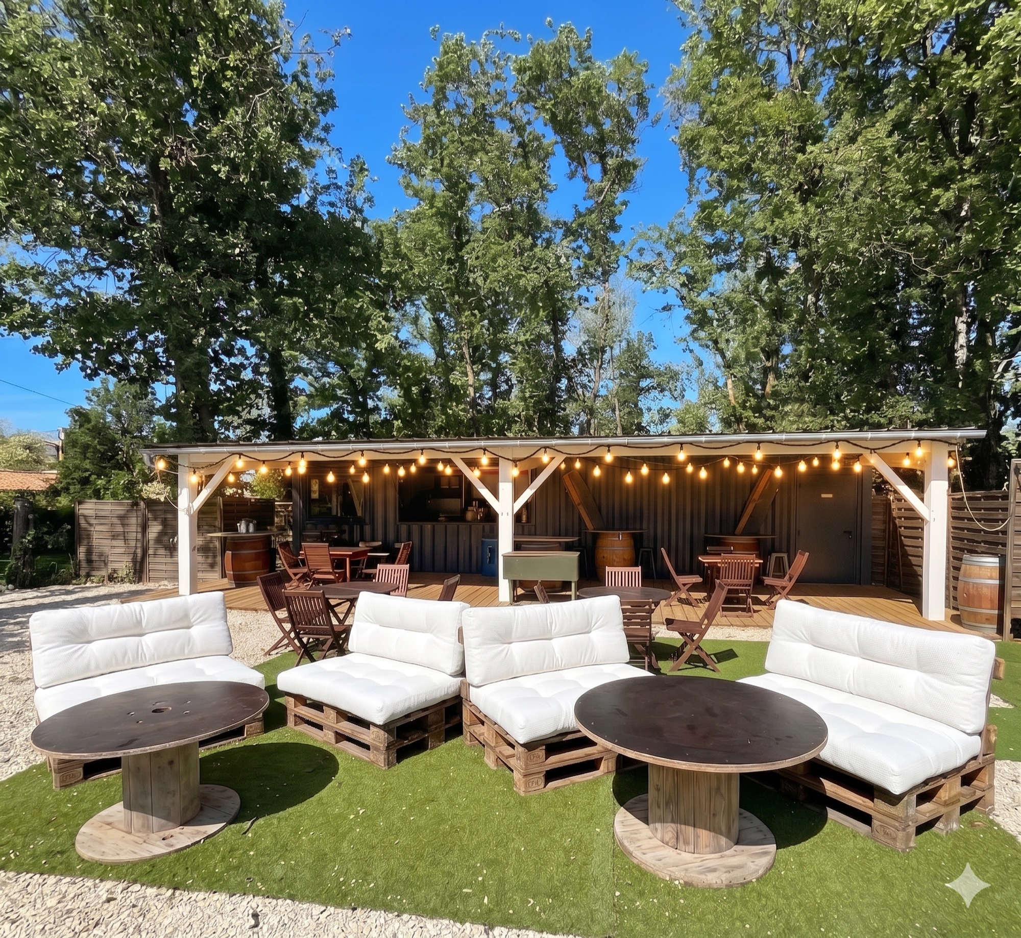 Bistro, professionele keuken en overdekt terras