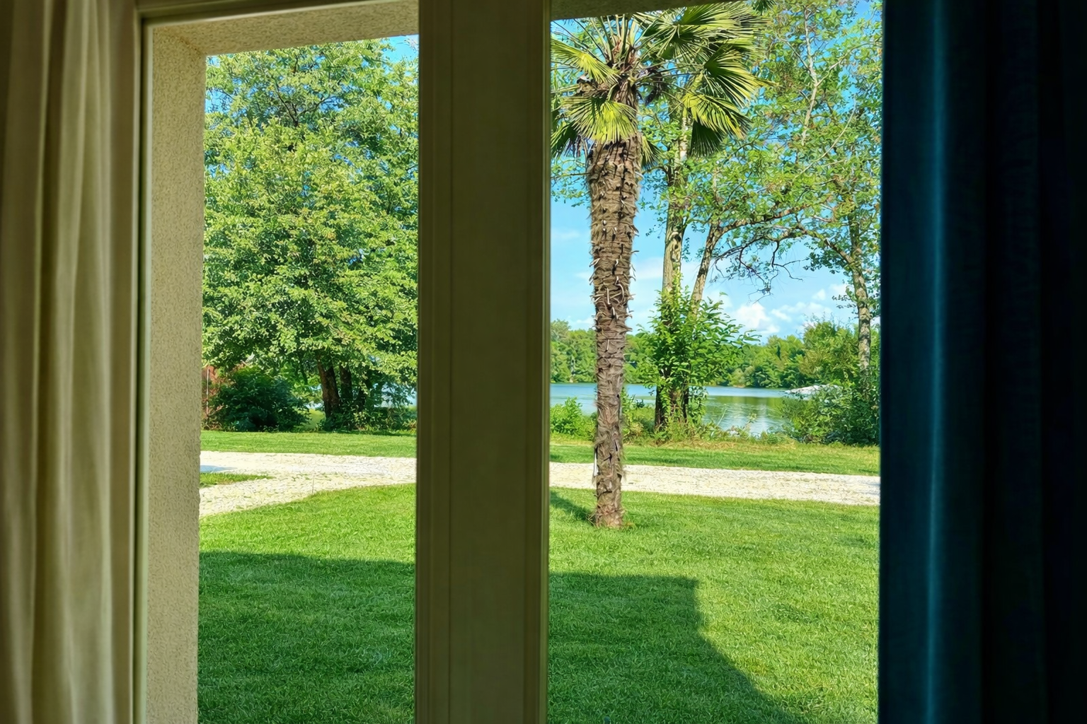 Zicht vanuit de slaapkamer — raam op het meer