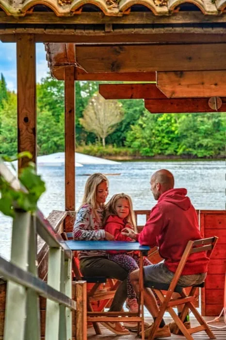 Famille au bord du lac privé du Domaine du Dahu, à 10 minutes du train de Guîtres