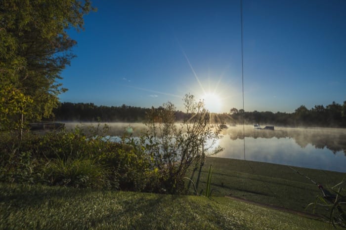 Coucher de soleil sur le lac privé pour un week-end bien-être en Gironde