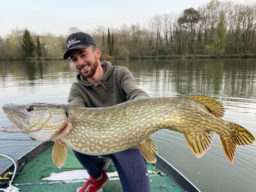 Pêche au brochet sur le lac du Domaine du Dahu