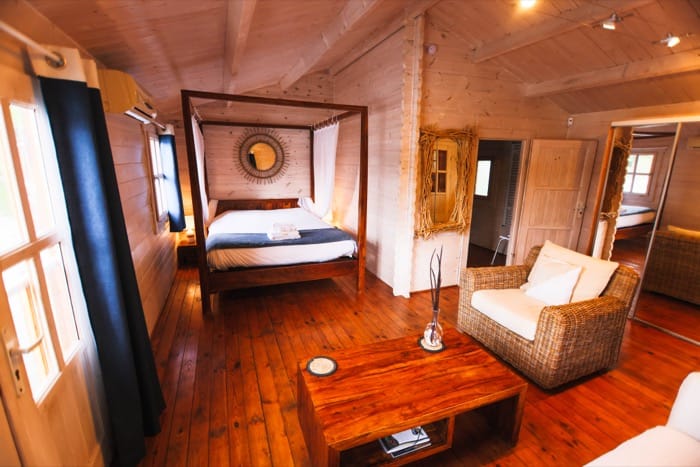 Intérieur romantique du chalet flottant Boat Couple au Domaine du Dahu