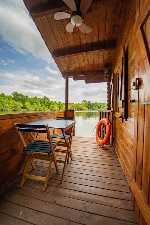 Terrasse du chalet flottant Boat Couple sur le lac privé du Domaine du Dahu