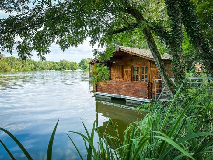 Chalet flottant sur lac privé en Gironde — Domaine du Dahu