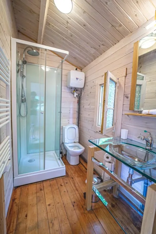 Private shower room of the Boat Love chalet