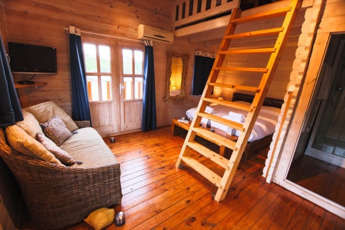 Intérieur chaleureux du chalet La Libellule