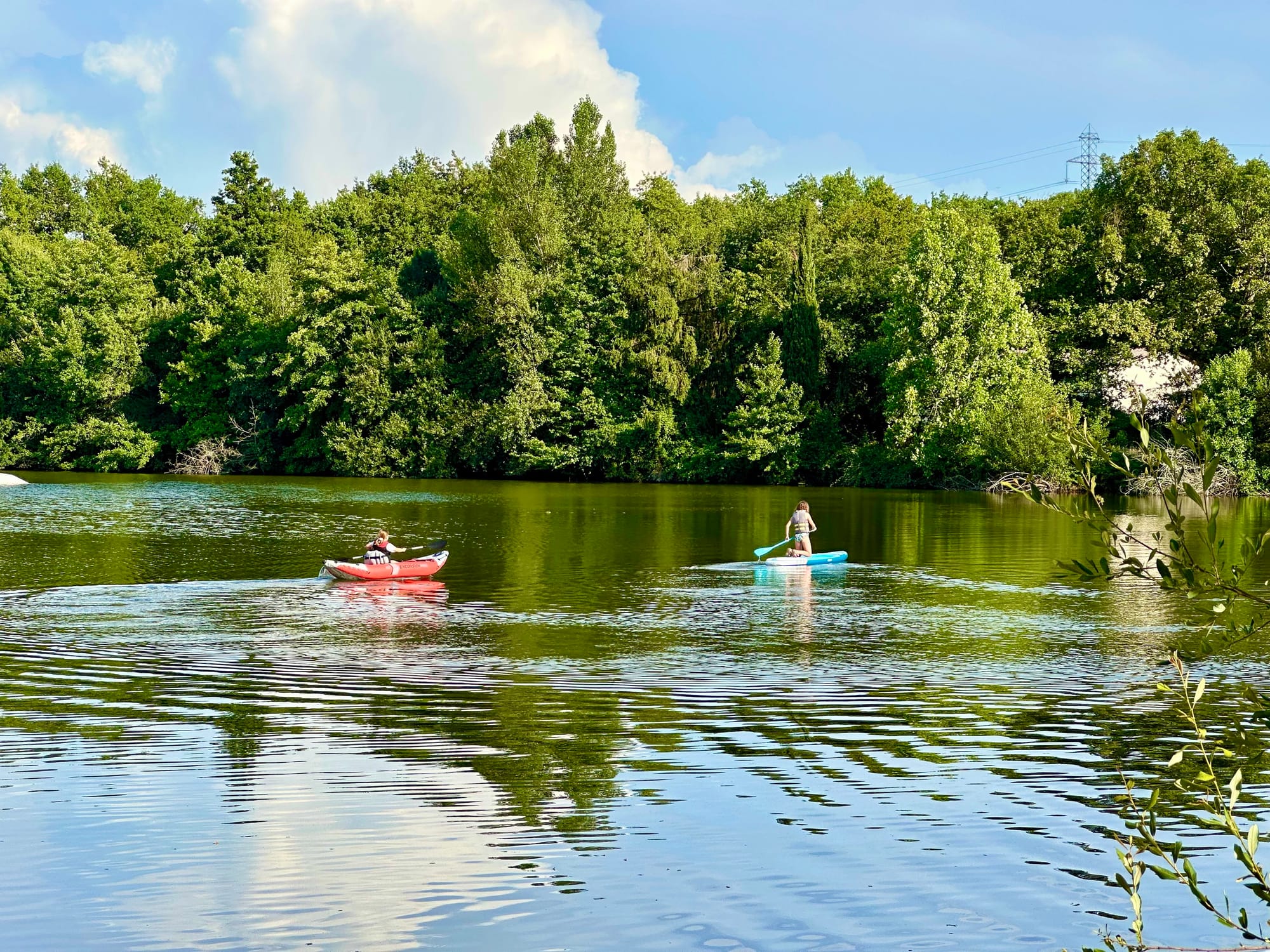Activités au bord du lac privé du Domaine du Dahu pour un week-end entre amis en Gironde