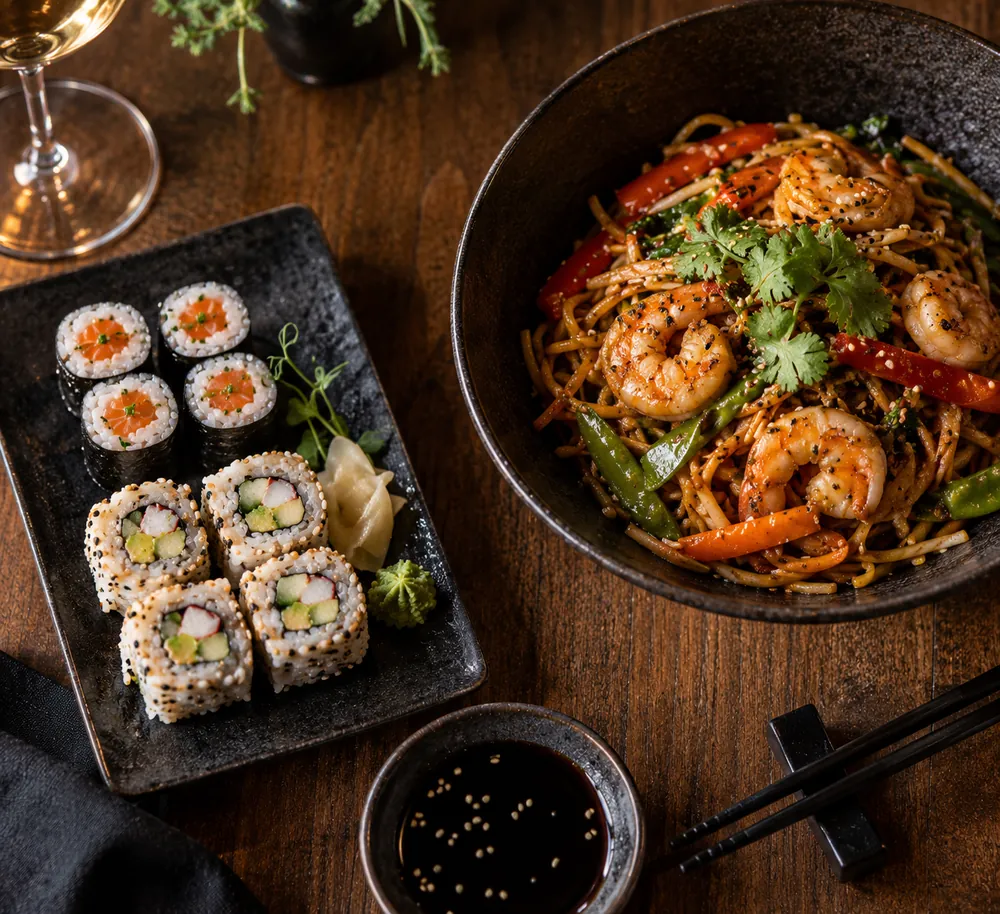 Makis, California rolls et wok de nouilles aux crevettes préparés lors de l'atelier cuisine asiatique