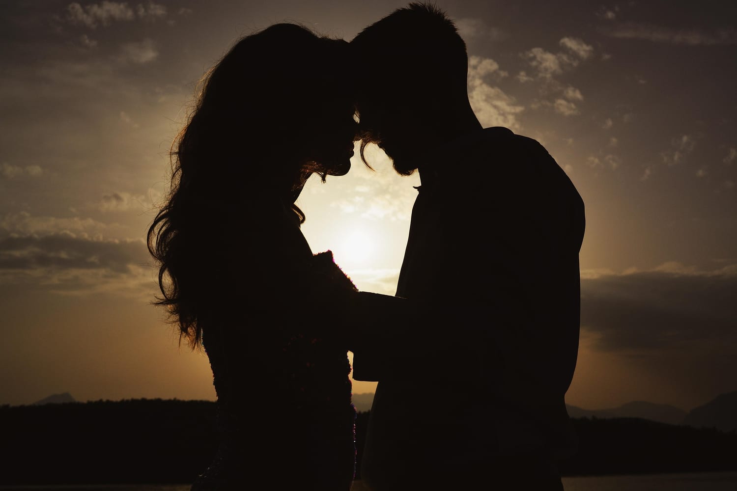 Couple au coucher de soleil au bord du lac privé en Gironde