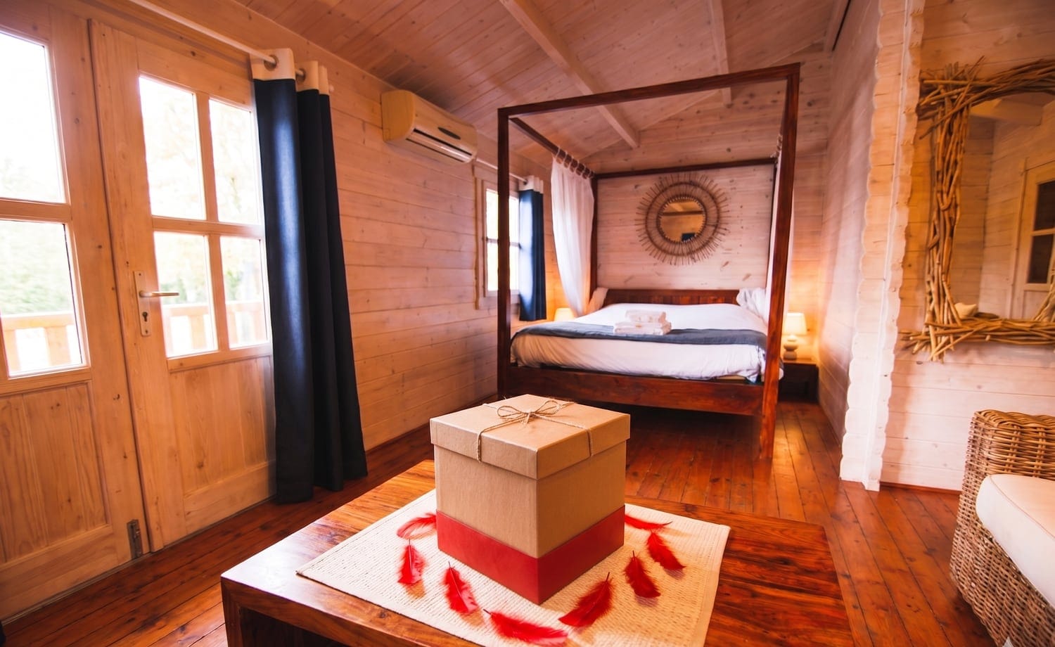 Chambre Love Room avec lit à baldaquin — chalet flottant en Gironde