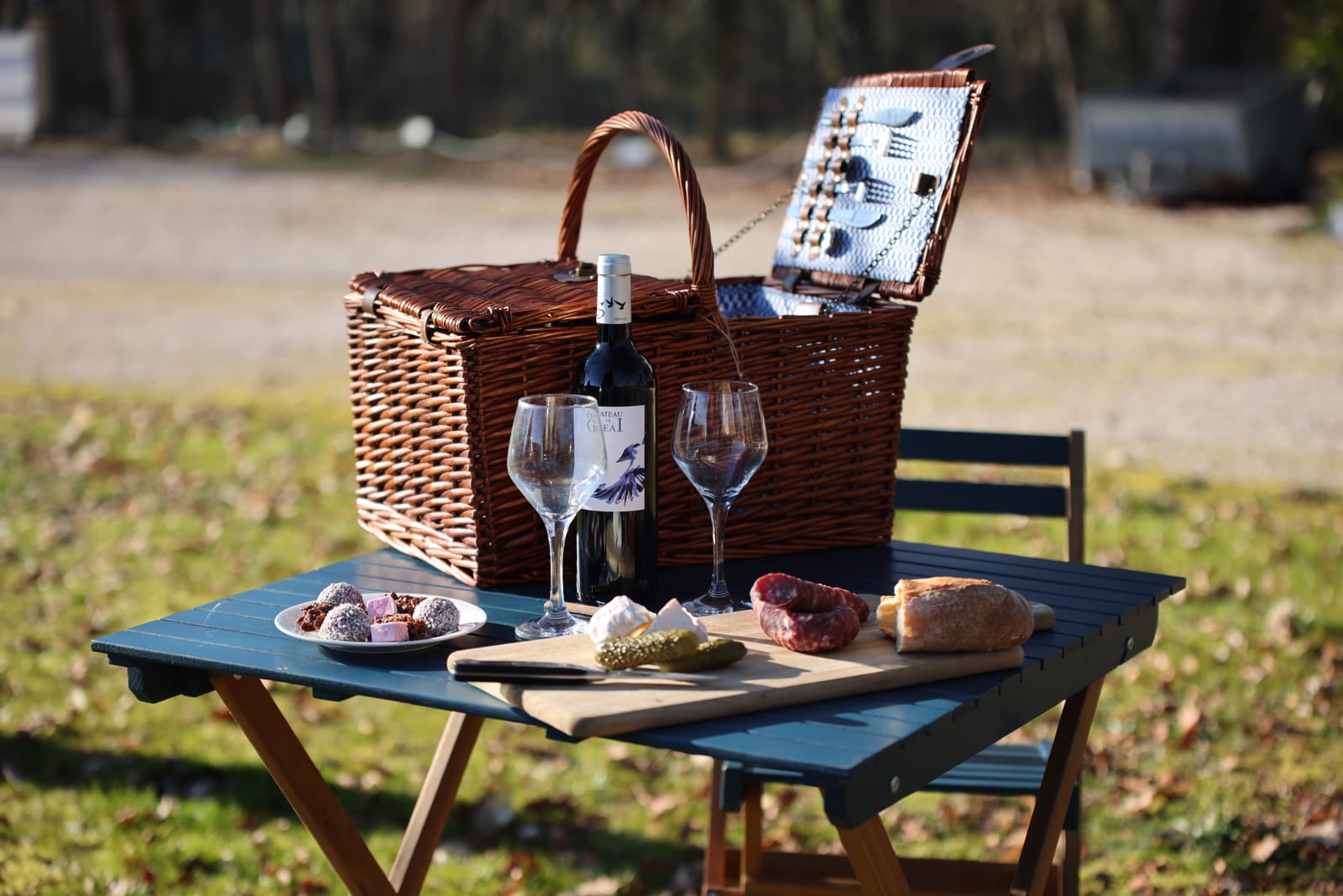 Pique-nique avec vin et planche de charcuterie près de Saint-Émilion