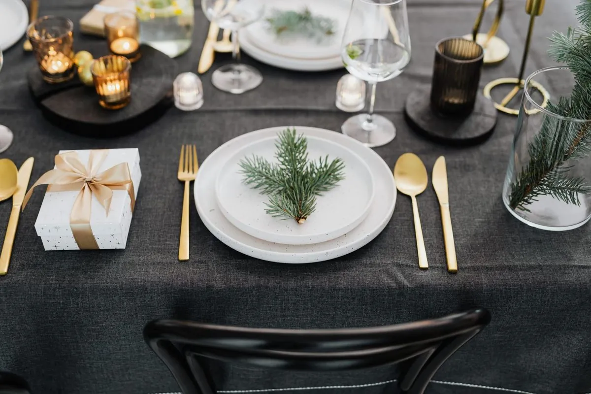 Table de fête dressée pour un repas de Noël en famille