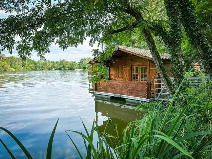 Chalet flottant sous les arbres, au bord du lac – privatisation du Domaine du Dahu