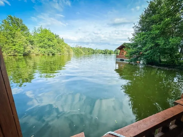 Vue sur le lac depuis la terrasse d’un chalet – privatisation du Domaine du Dahu